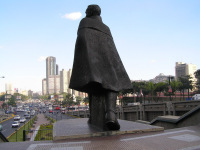 Caracas - Simon Bolívar kráčajúci stáročiami